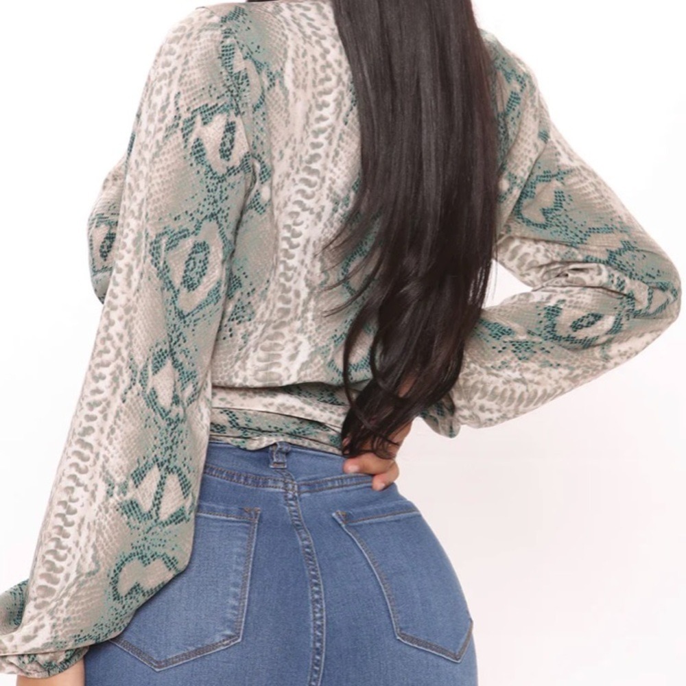 Fashion Nova Snake Print Wrap Blouse Womens Small Sage Green Tie Waist Top - Picture 2 of 2